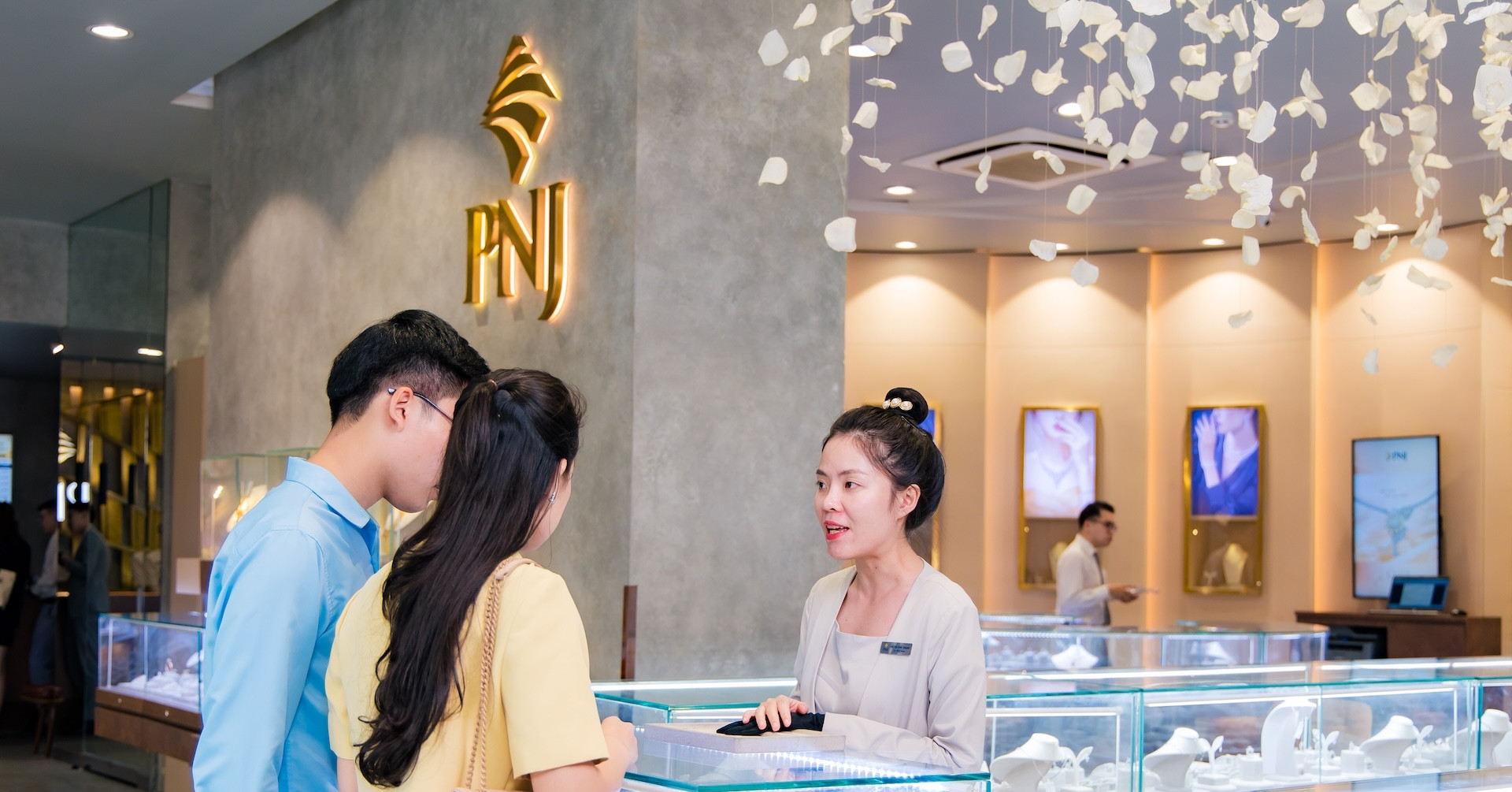 PNJ công bố thông tin bất thường về thời gian thanh toán cho khách bán vàng, kim cương