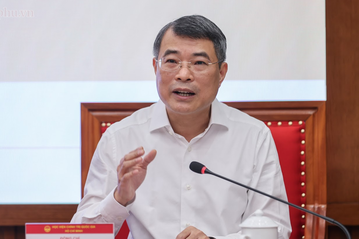 Thủ tướng và Chủ tịch Quốc hội trao đổi với các ủy viên Trung ương Đảng