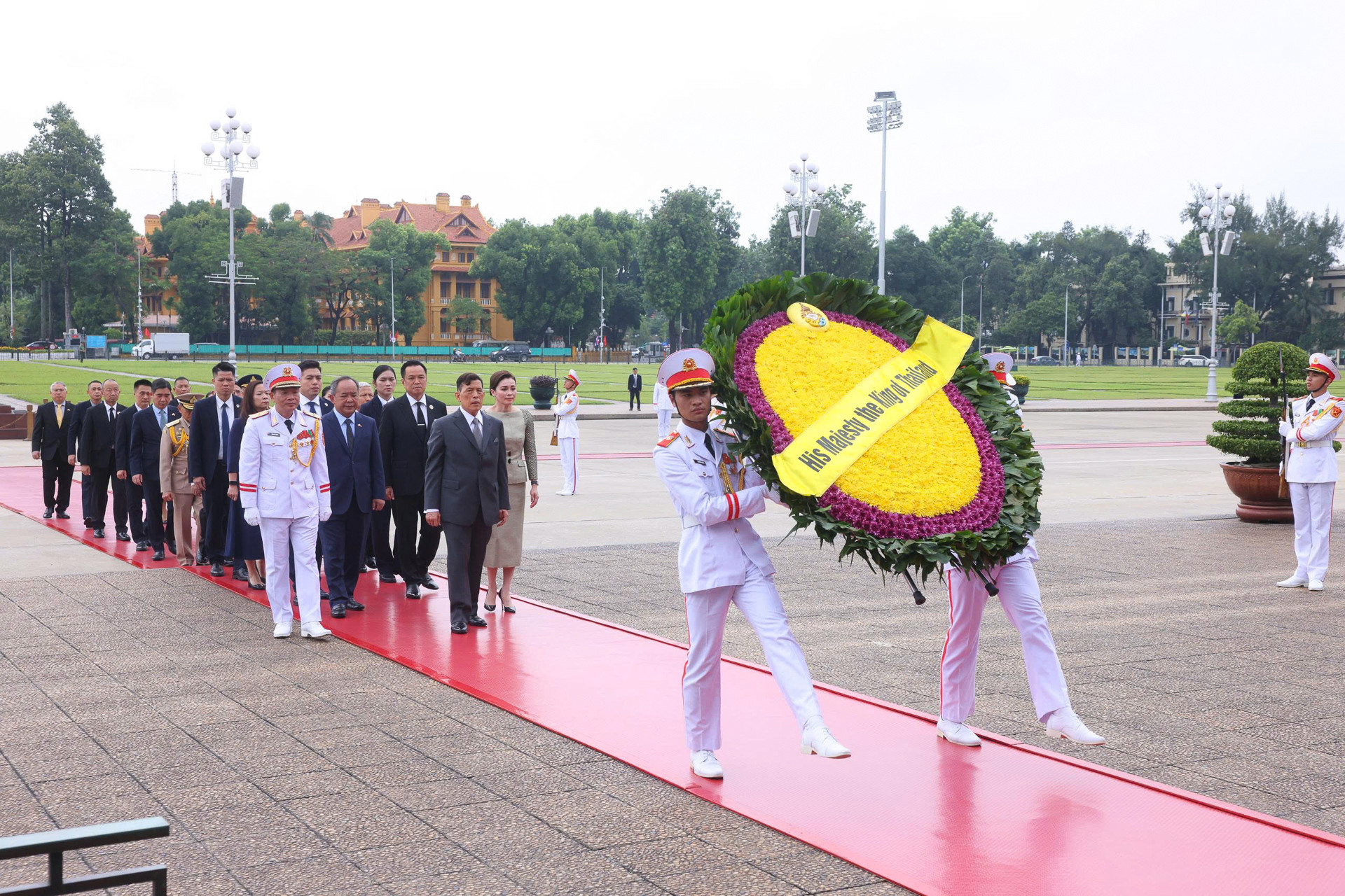 viếng lăng.jpg