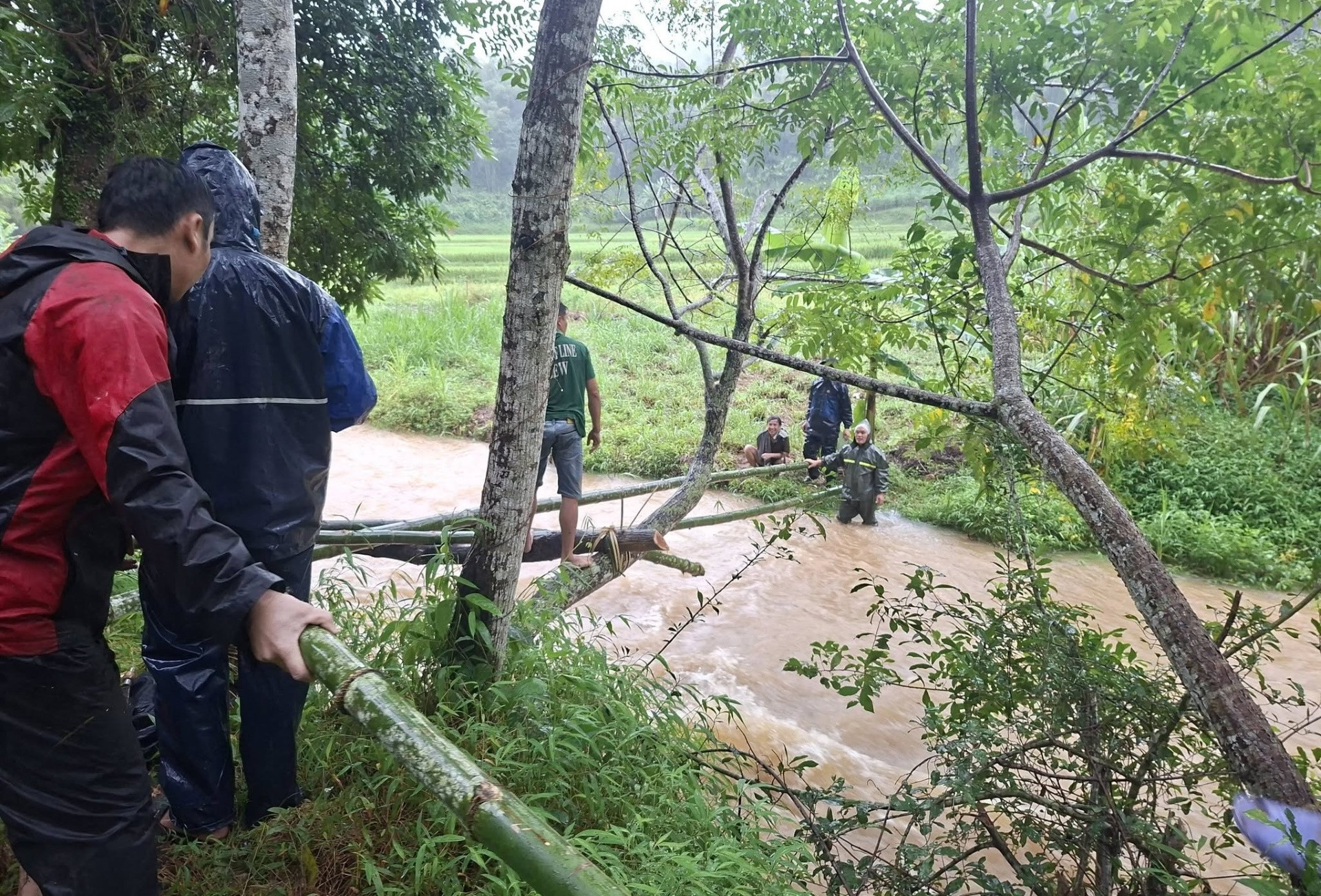 a1Mưa lũ chặn đường.jpg