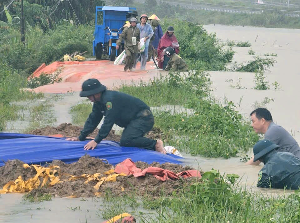 a2Nước sông dâng cao.jpg