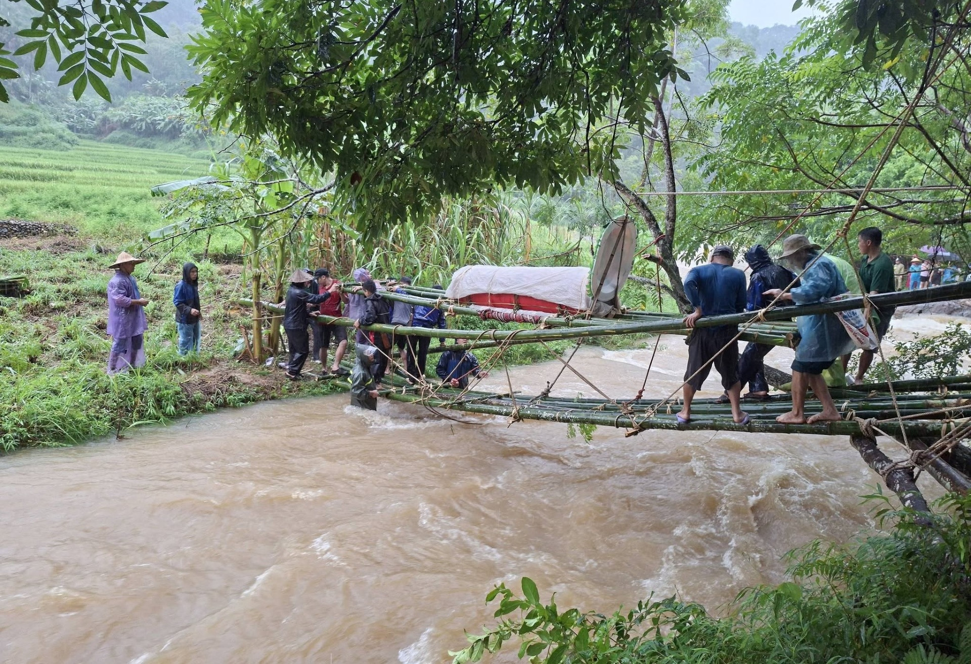 a3Mưa lũ chặn đường.jpg