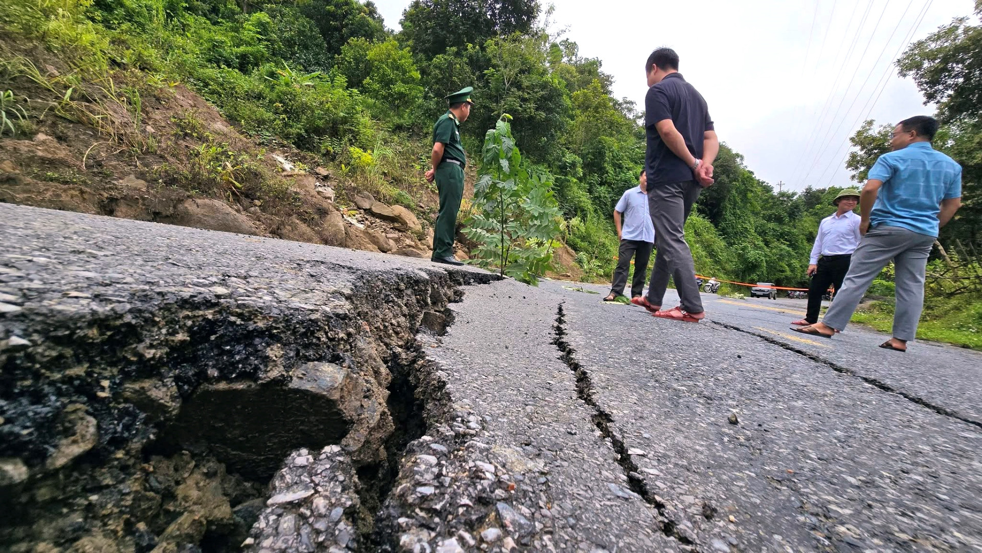 a6hàng nghìn khối đất chắn ngang.jpg