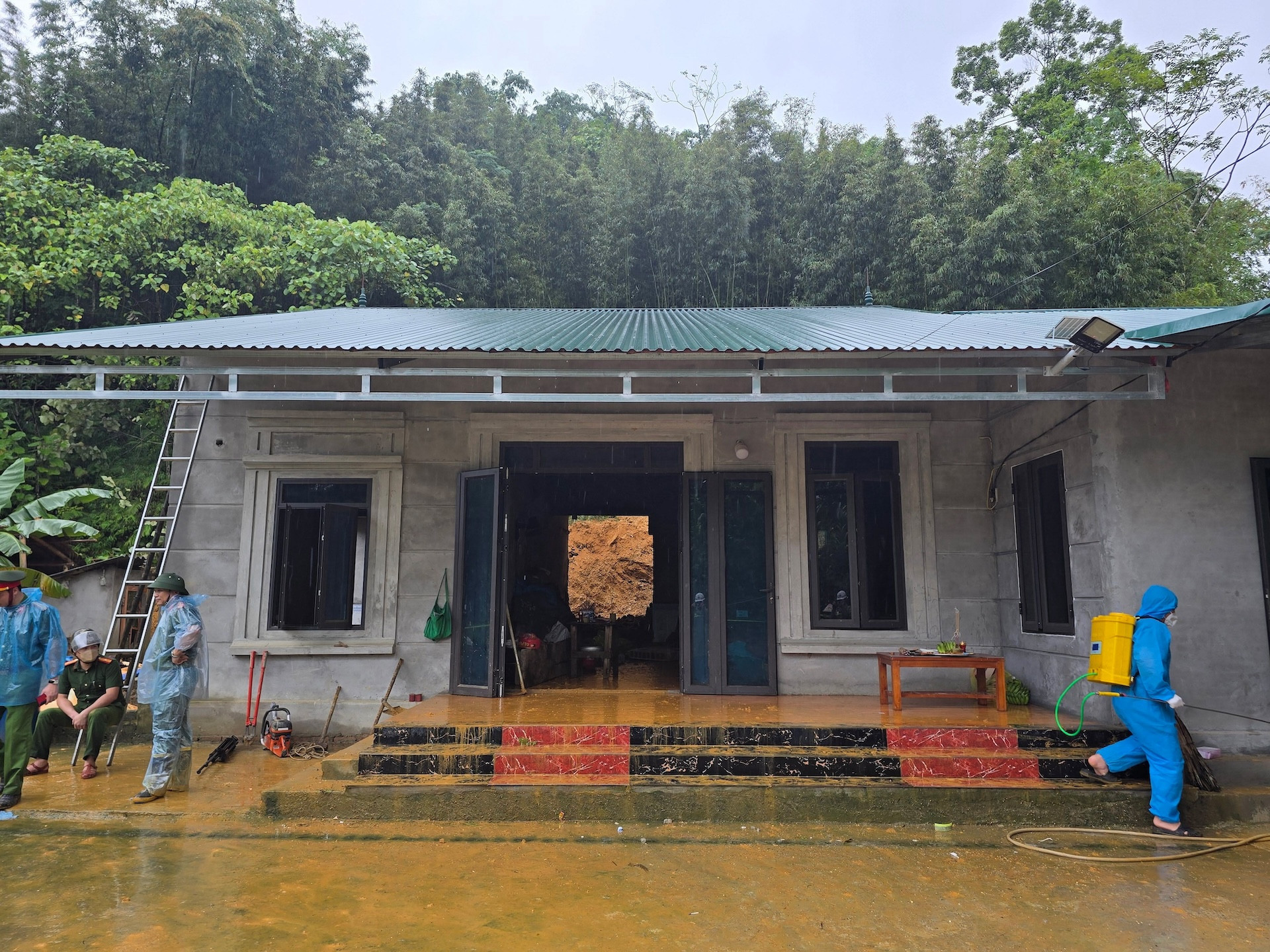 anh 3 sat lo 2177.jpg