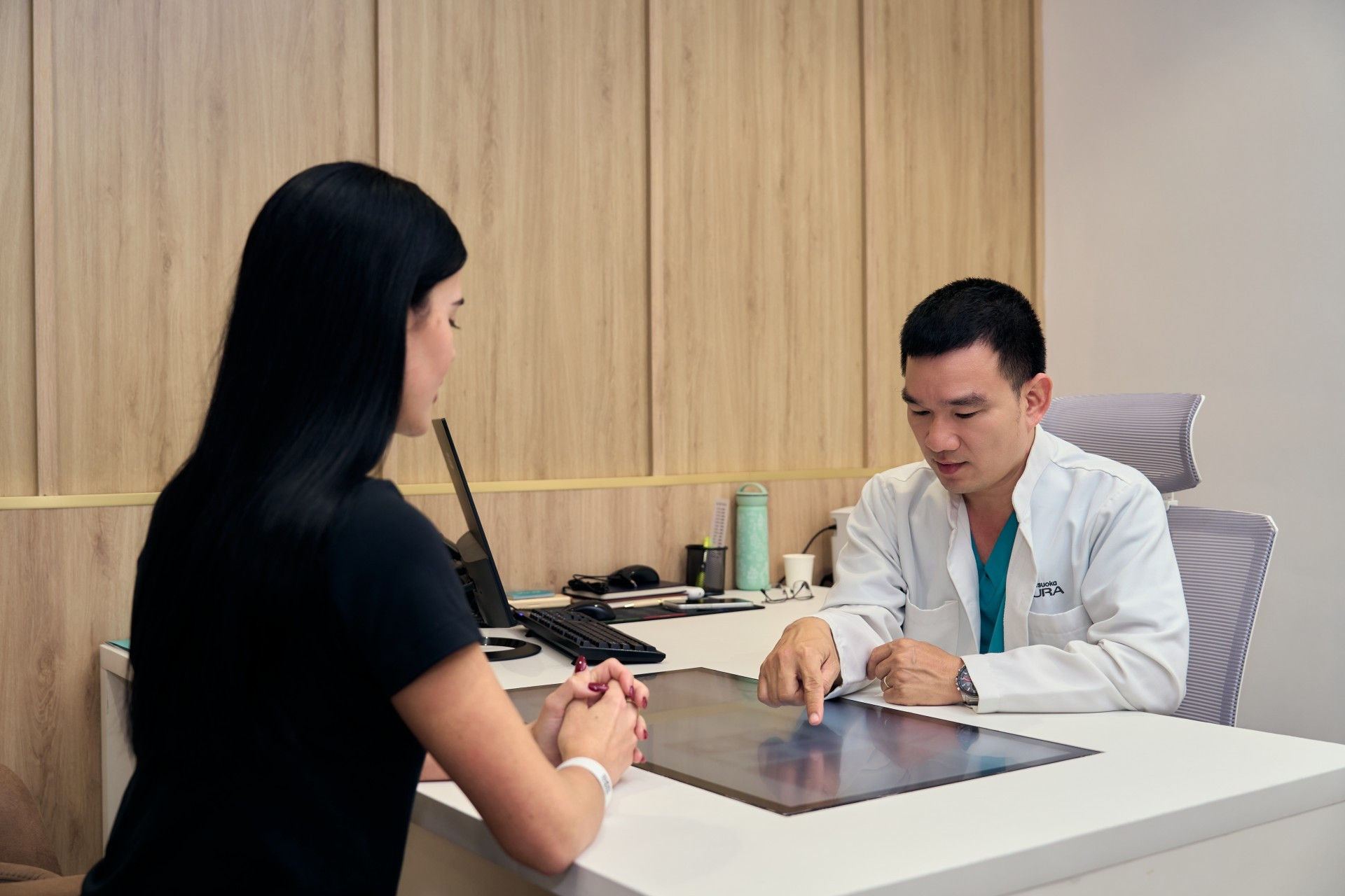Bận chăm con, lo cha mẹ, nhiều người bỏ quên sức khỏe bản thân