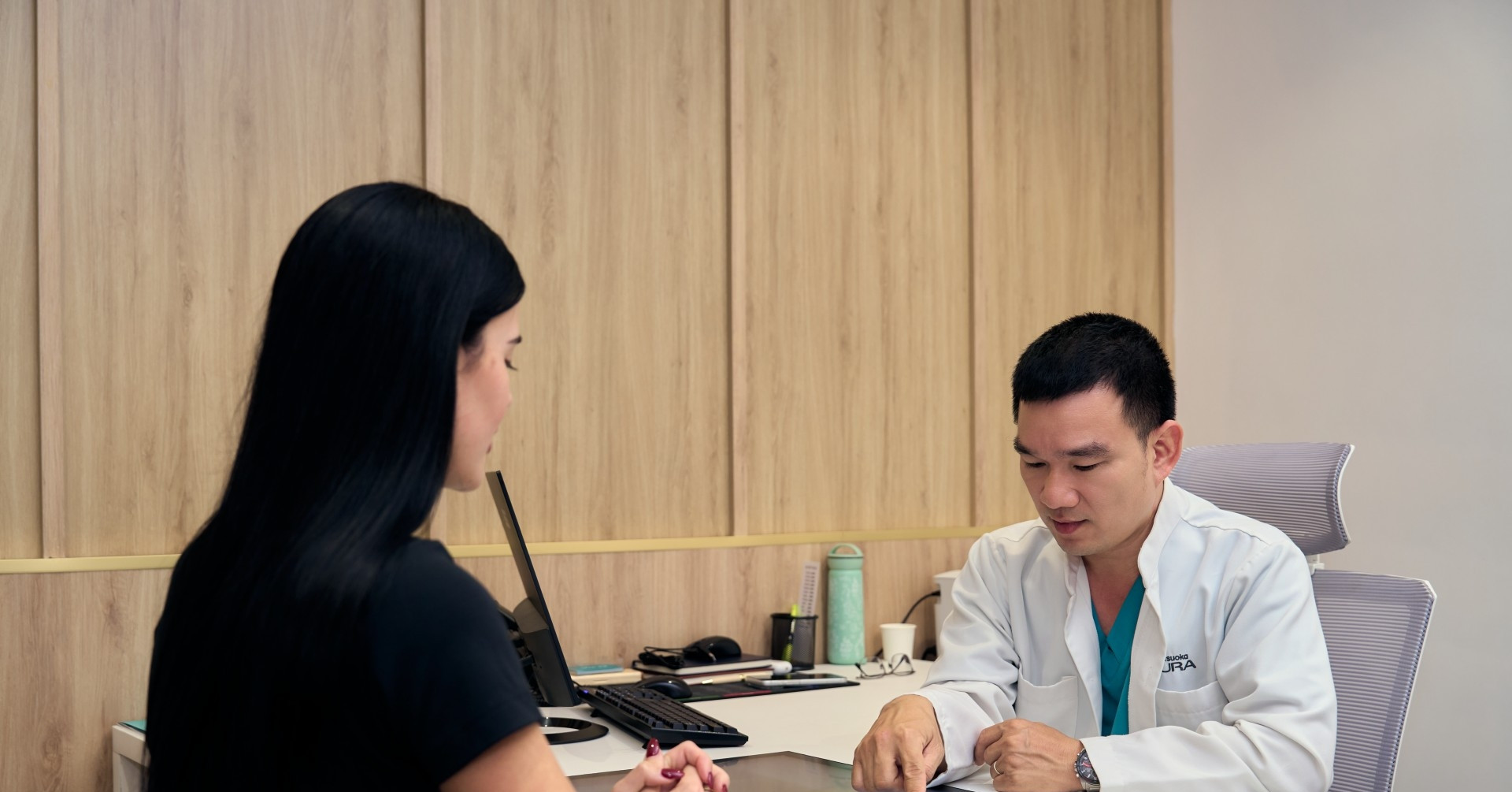 Bận chăm con, lo cha mẹ, nhiều người bỏ quên sức khỏe bản thân