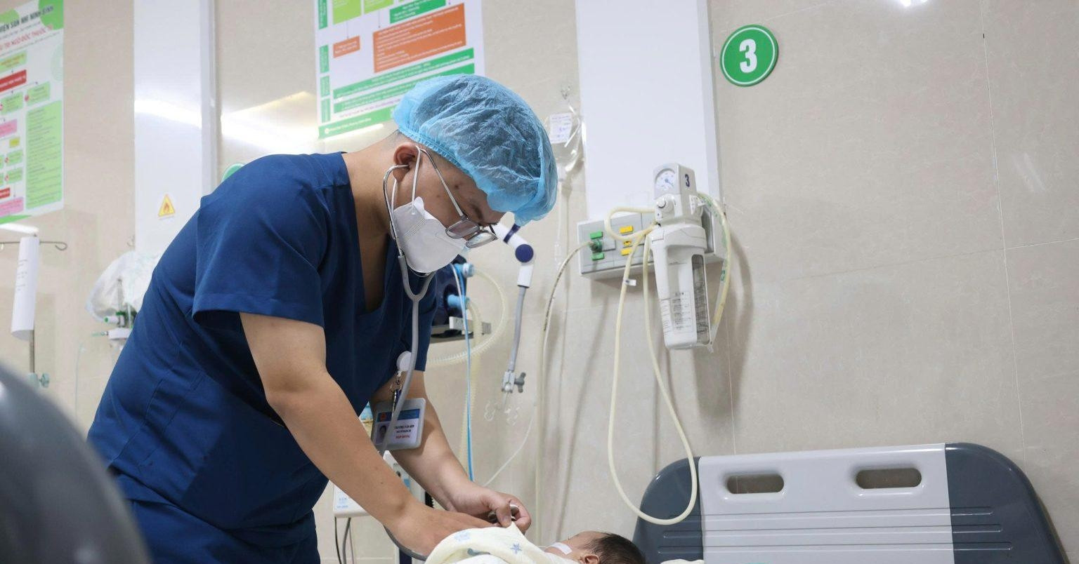 Bé trai 1 tháng tuổi sùi bọt mép sau vài phút người thân nhỏ nhầm 5 giọt axit