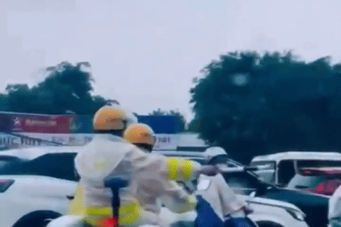 CSGT Hà Nội mở đường đưa người đàn ông đi cấp cứu giữa lúc mưa lớn