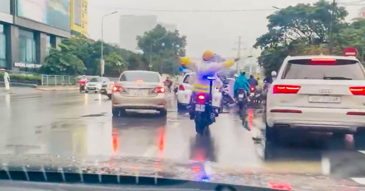 CSGT Hà Nội mở đường đưa người đàn ông đi cấp cứu giữa lúc mưa lớn