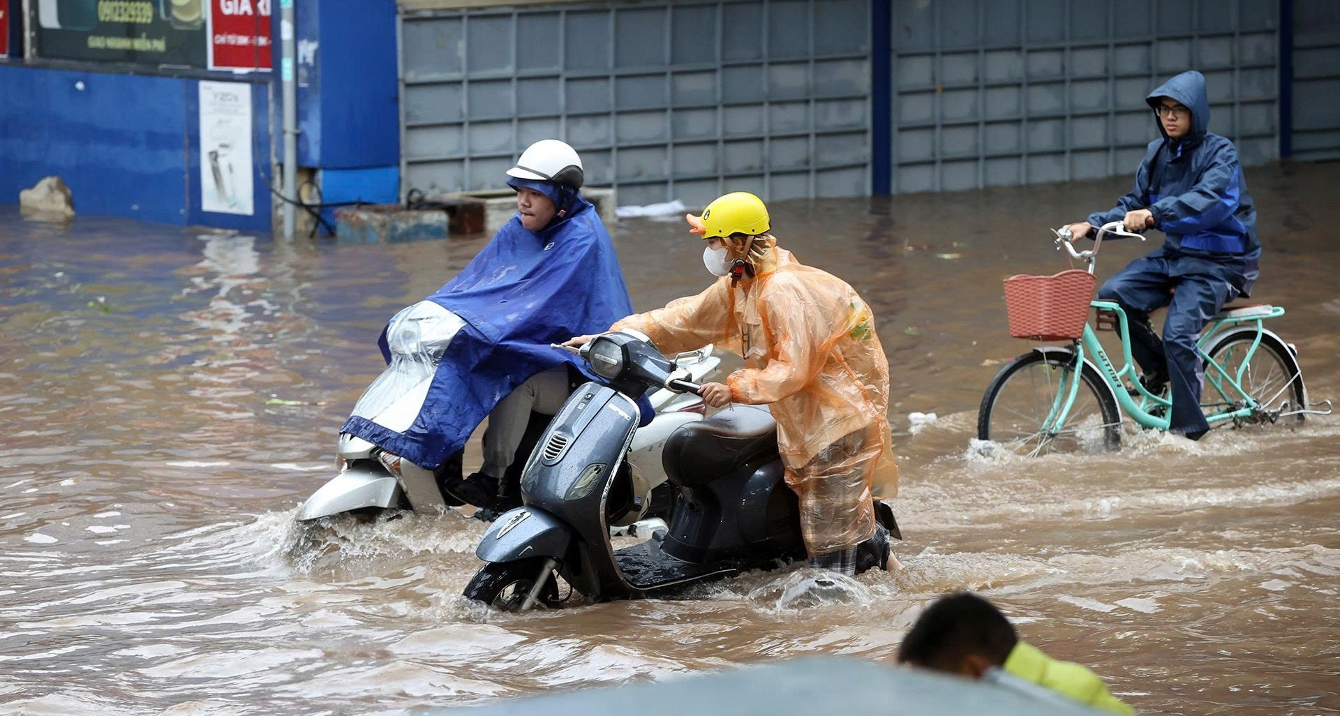 Hà Nội cho các trường chủ động điều chỉnh giờ, hình thức dạy học khi mưa lớn