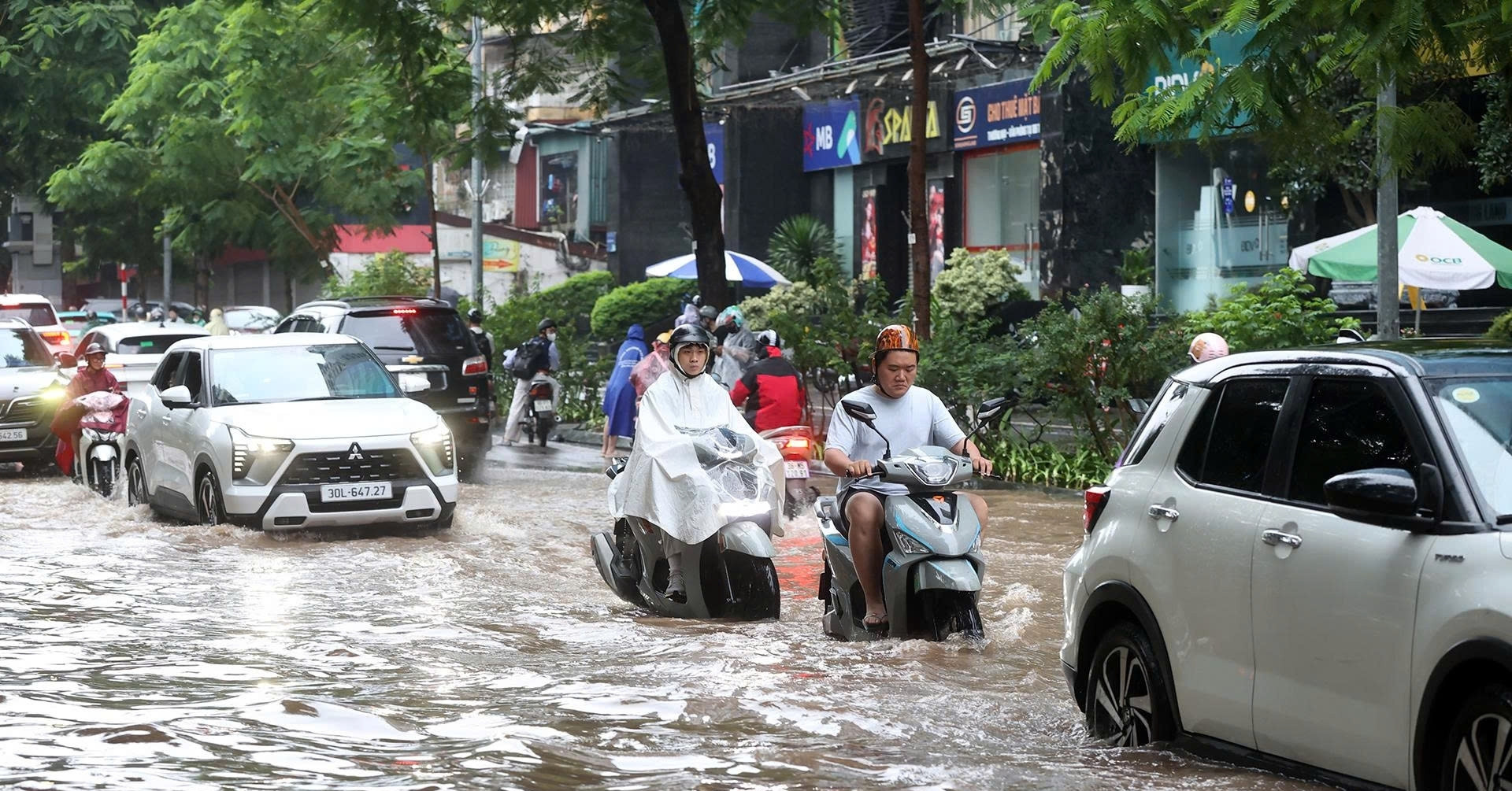 Hà Nội mưa lớn kéo dài, các công trình chống ngập khẩn cấp hoạt động thế nào?