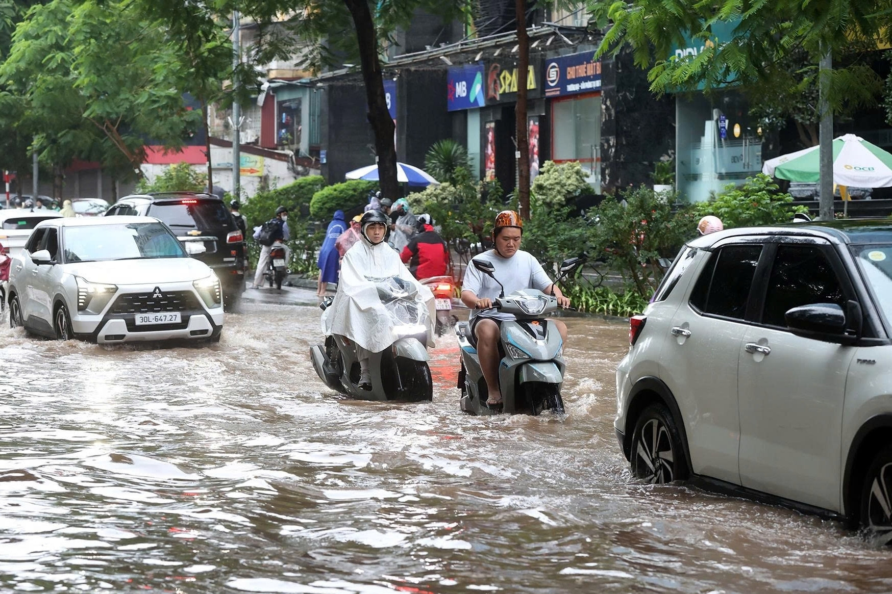 Hà Nội mưa lớn kéo dài, các công trình chống ngập khẩn cấp hoạt động thế nào?