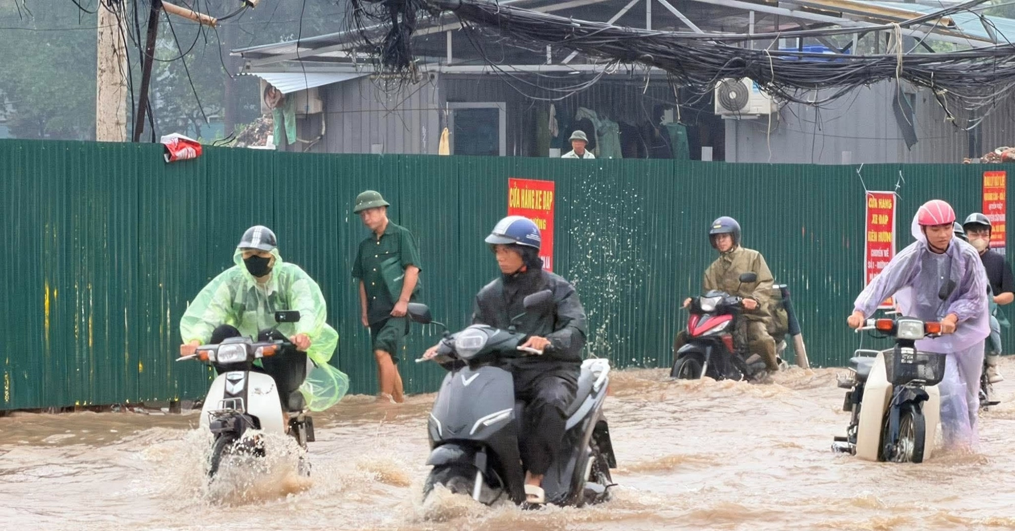 Hà Nội mưa trắng trời, nhiều tuyến phố ngập sâu