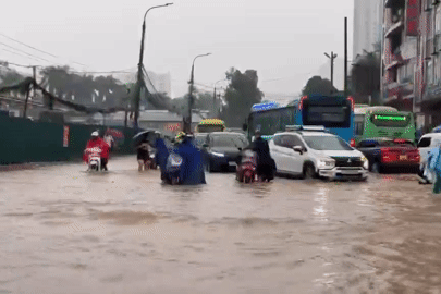 Hà Nội mưa trắng trời, nhiều tuyến phố ngập sâu