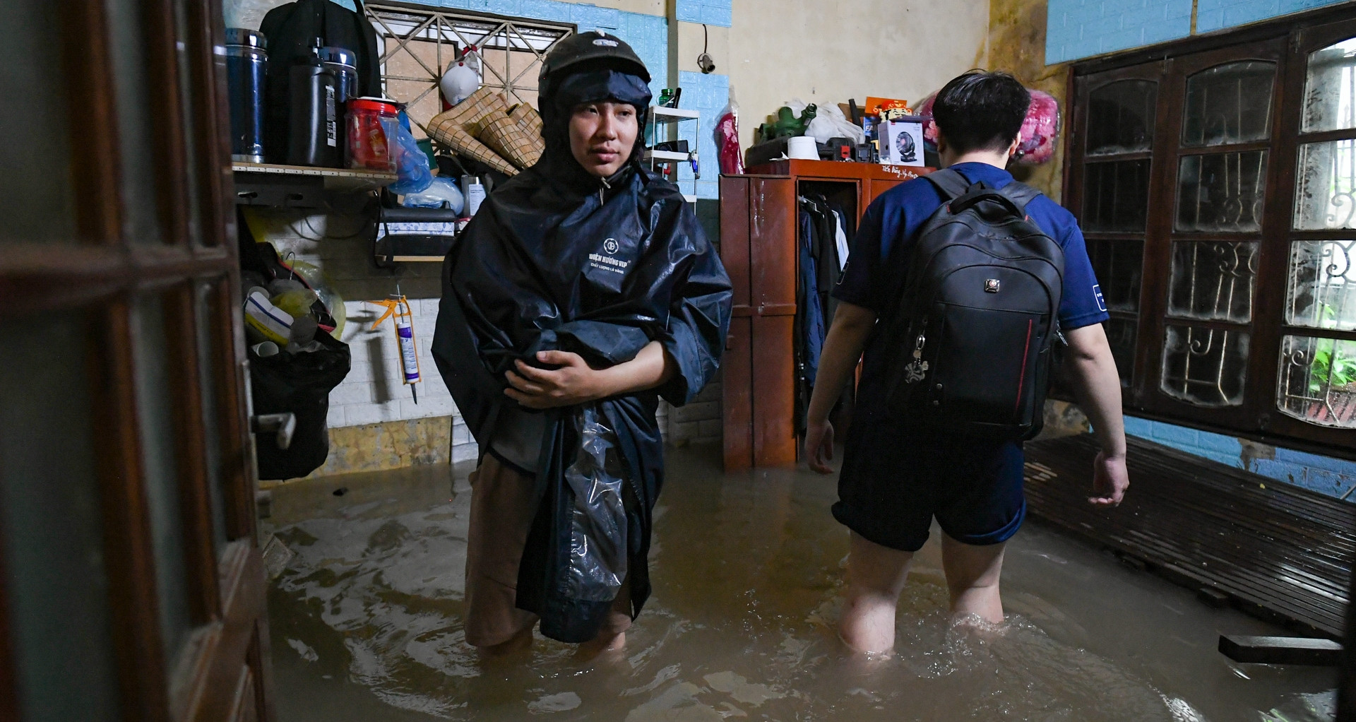 Hà Nội: Nước tràn vào phòng trọ, nam sinh viên nửa đêm phải thuê nhà nghỉ