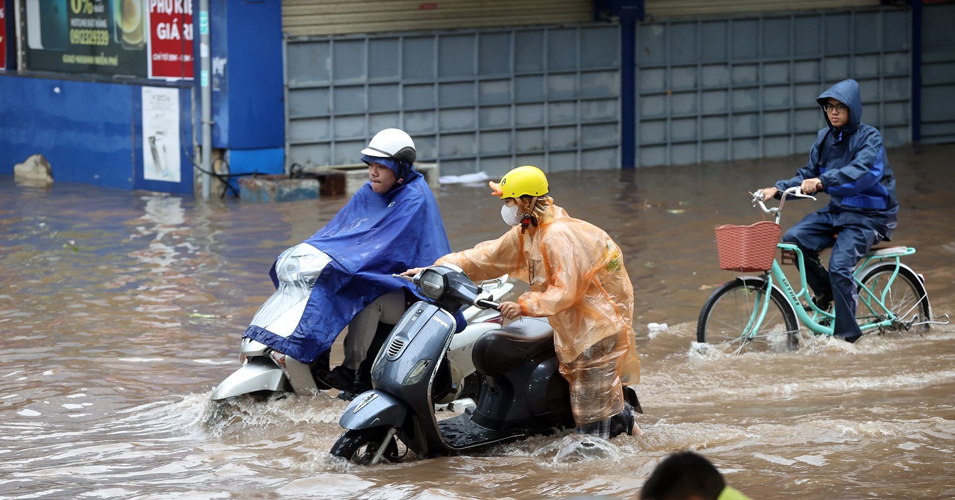 Hà Nội và 8 tỉnh miền Bắc còn mưa lớn dồn dập trước khi ngớt