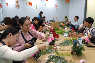 Lồng đèn hoa tươi ‘gây sốt’, giới trẻ thích thú tự tay làm đón Trung thu