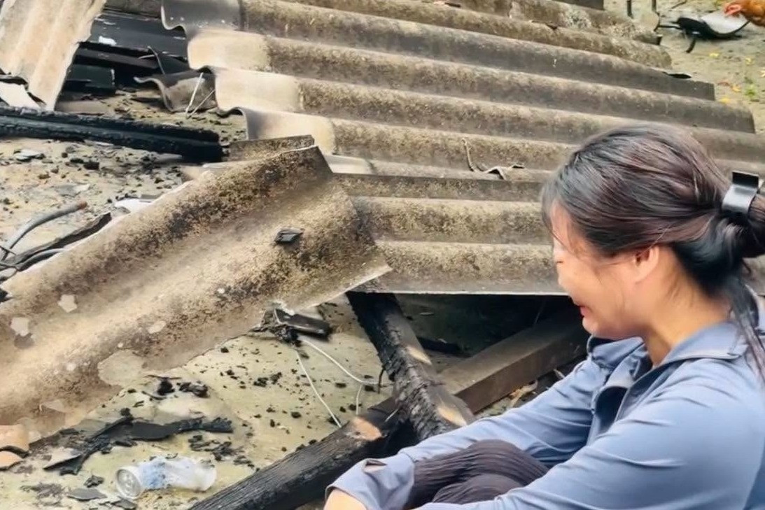 Mẹ đơn thân ngồi khóc ngậm ngùi bên ngôi nhà bị lửa thiêu rụi