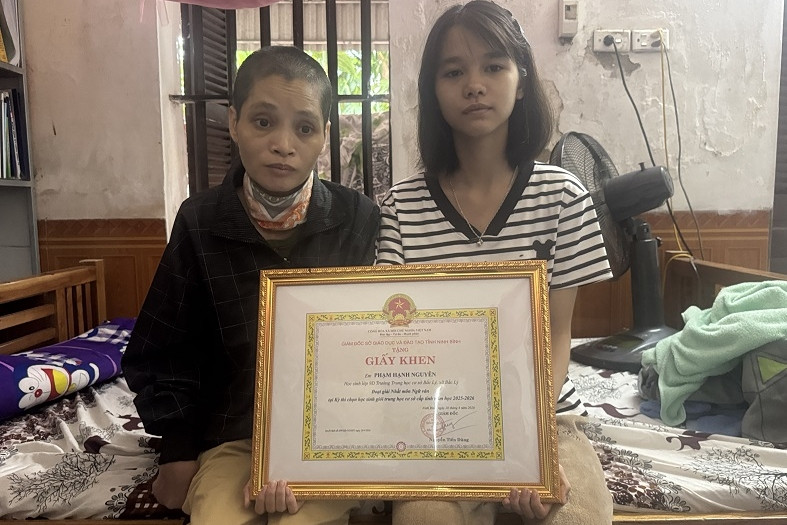 Mồ côi cha, mẹ bị liệt, hai chị em cùng ước mơ vượt khó đến trường