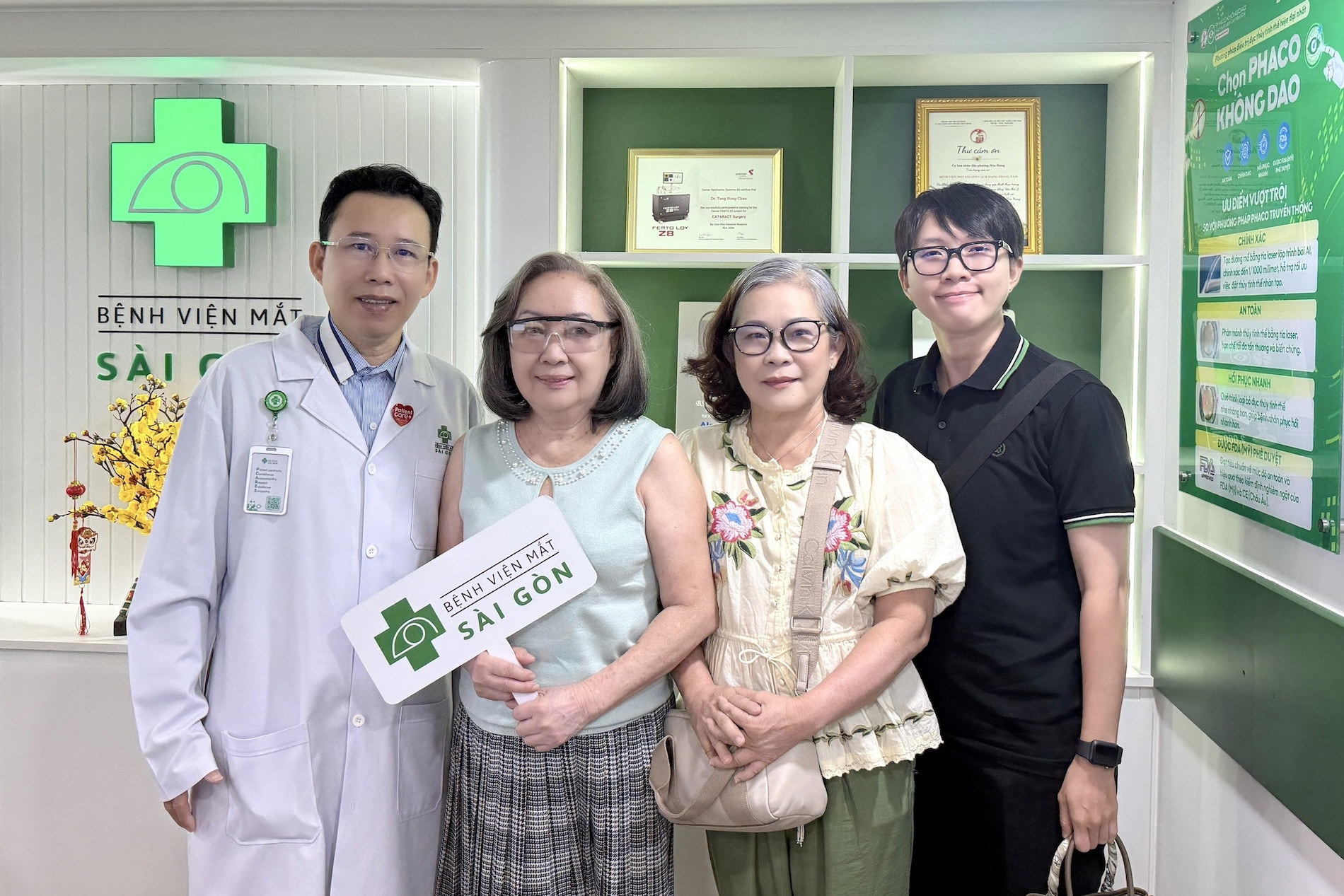 Người cao tuổi chủ động chăm sóc đôi mắt, an tâm tận hưởng tuổi vàng