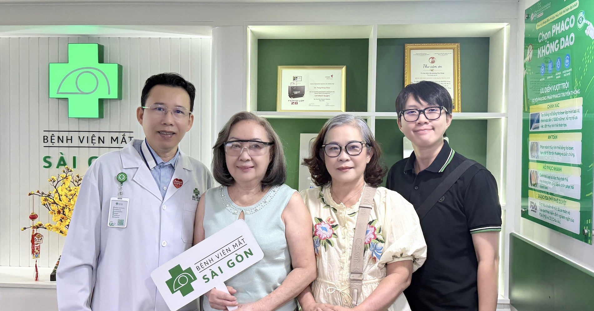 Người cao tuổi chủ động chăm sóc đôi mắt, an tâm tận hưởng tuổi vàng