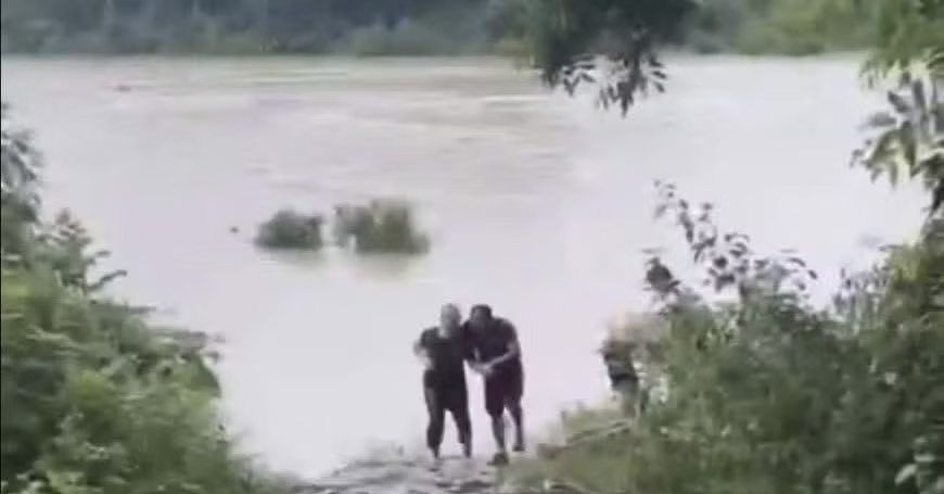 Người đàn ông chạy xe máy đón đầu, lao xuống sông cứu cụ bà bị lũ cuốn