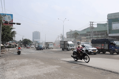 Người dân TPHCM ‘khổ sở’ trước cảnh mặt đường cao hơn nền nhà gần 1m