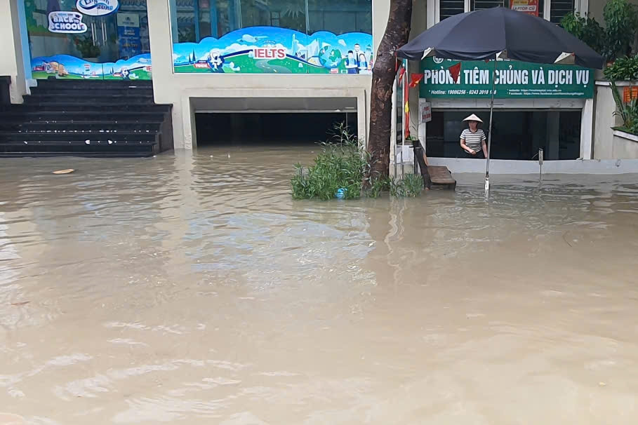 ‘Nhà giàu cũng khóc’: Biệt thự triệu đô ở Hà Nội ngập giữa ‘biển nước’