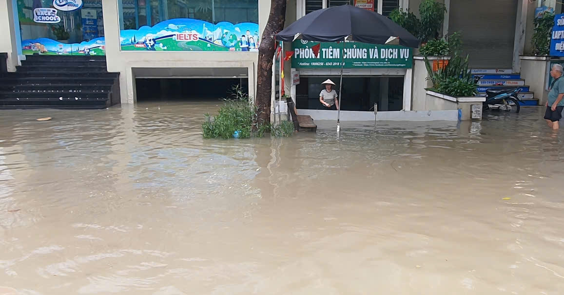 ‘Nhà giàu cũng khóc’: Biệt thự triệu đô ở Hà Nội ngập giữa ‘biển nước’