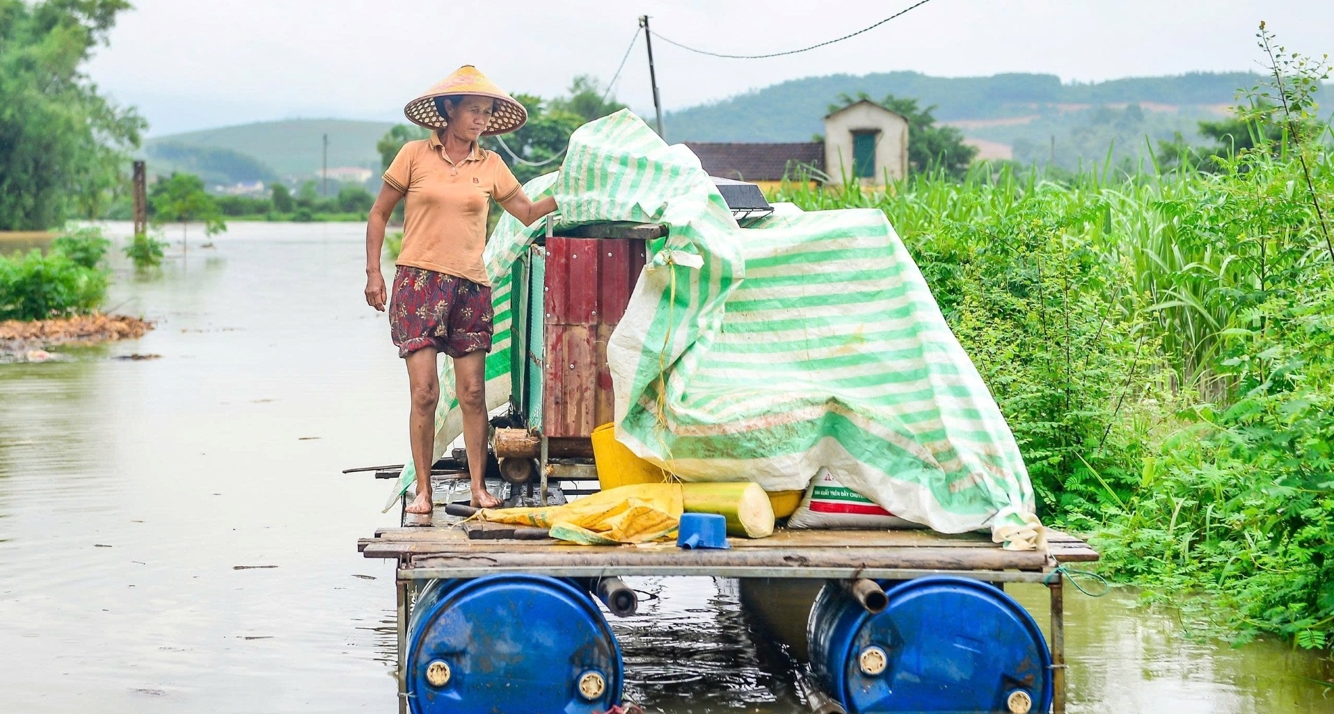 Nước sông dâng vượt mức báo động 3, người dân Thanh Hóa hối hả chạy lũ