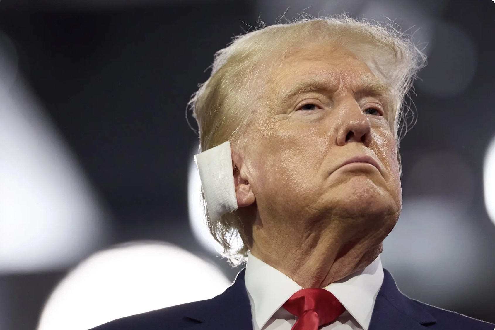 Ông Trump bị thương ở tai sau khi bị mưu sát. Ảnh: EPA