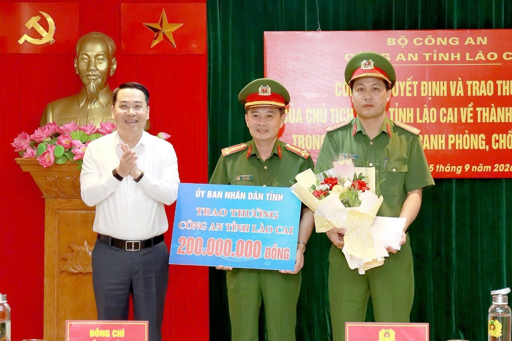 Thưởng nóng 200 triệu đồng cho ban chuyên án phá nhóm 91 nghi phạm lừa đảo hơn 1500 tỷ