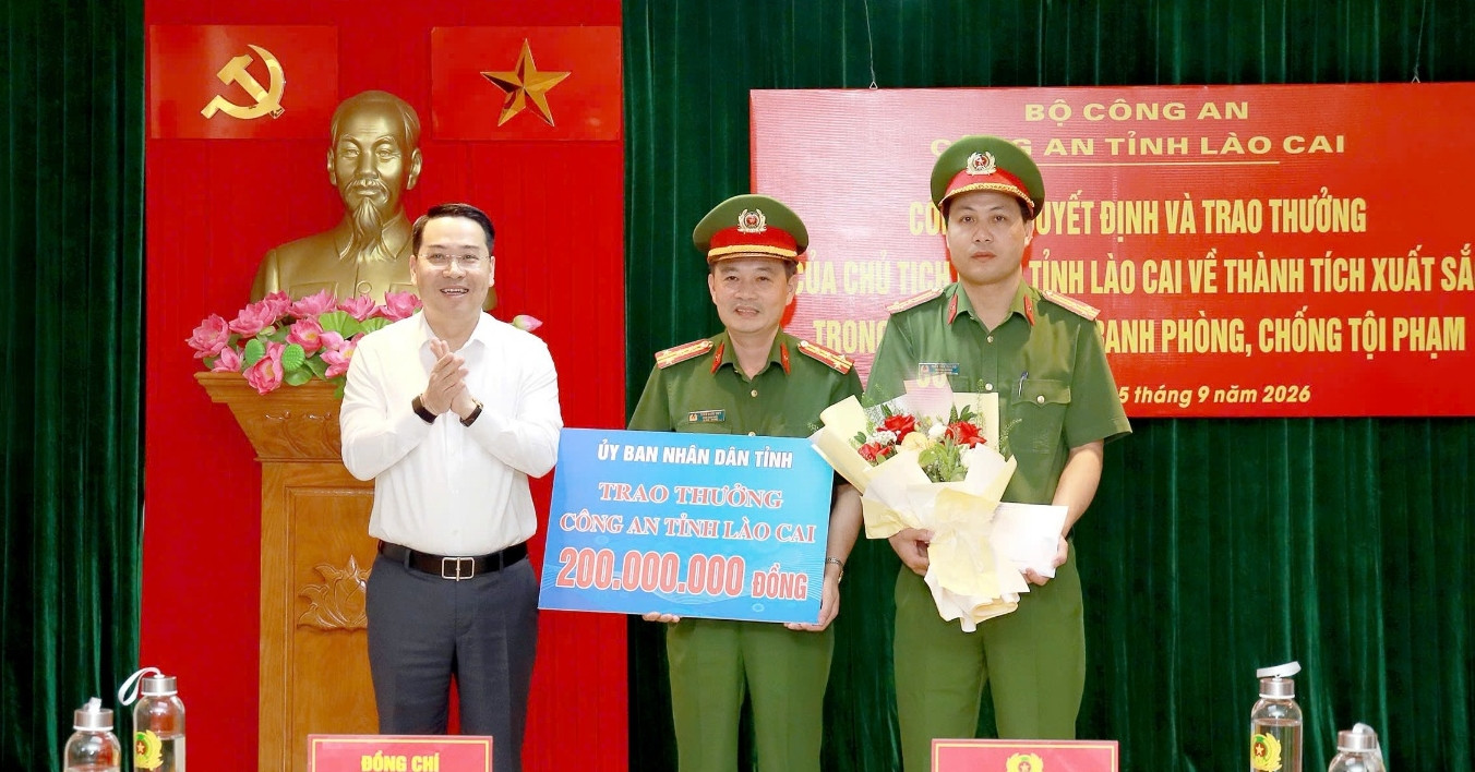 Thưởng nóng 200 triệu đồng cho ban chuyên án phá nhóm 91 nghi phạm lừa đảo hơn 1500 tỷ