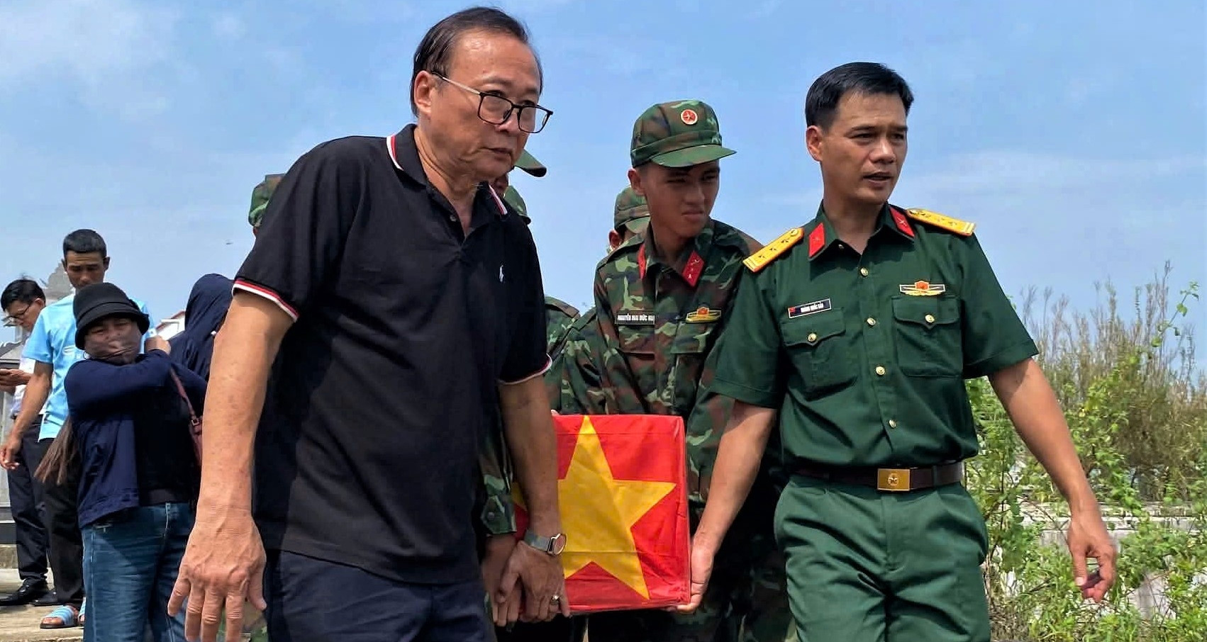 Tự tay cất bốc, chôn cất 17 hài cốt liệt sĩ, 38 năm lặng lẽ hương khói