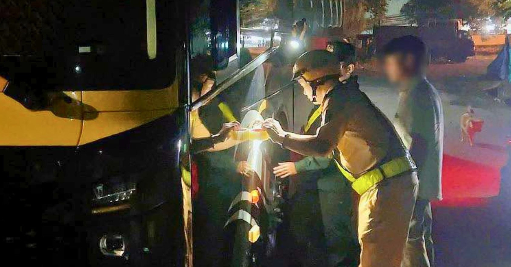 Uống rượu bia vẫn lái xe đi đổ dầu vì sợ giá tăng, nam tài xế bị niêm phong ô tô