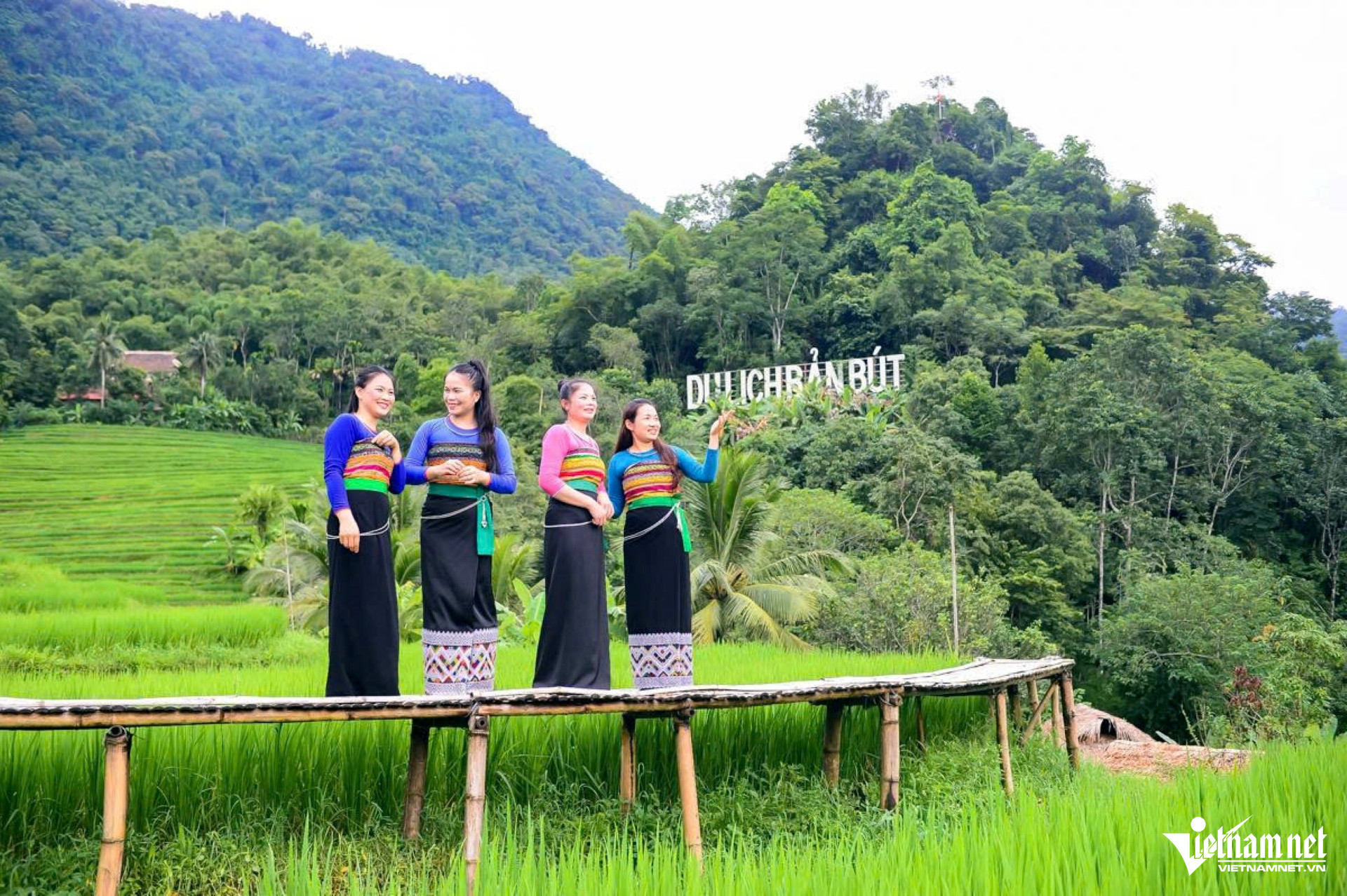 W-a2Nếp nhà sàn truyền thống thành điểm.jpg