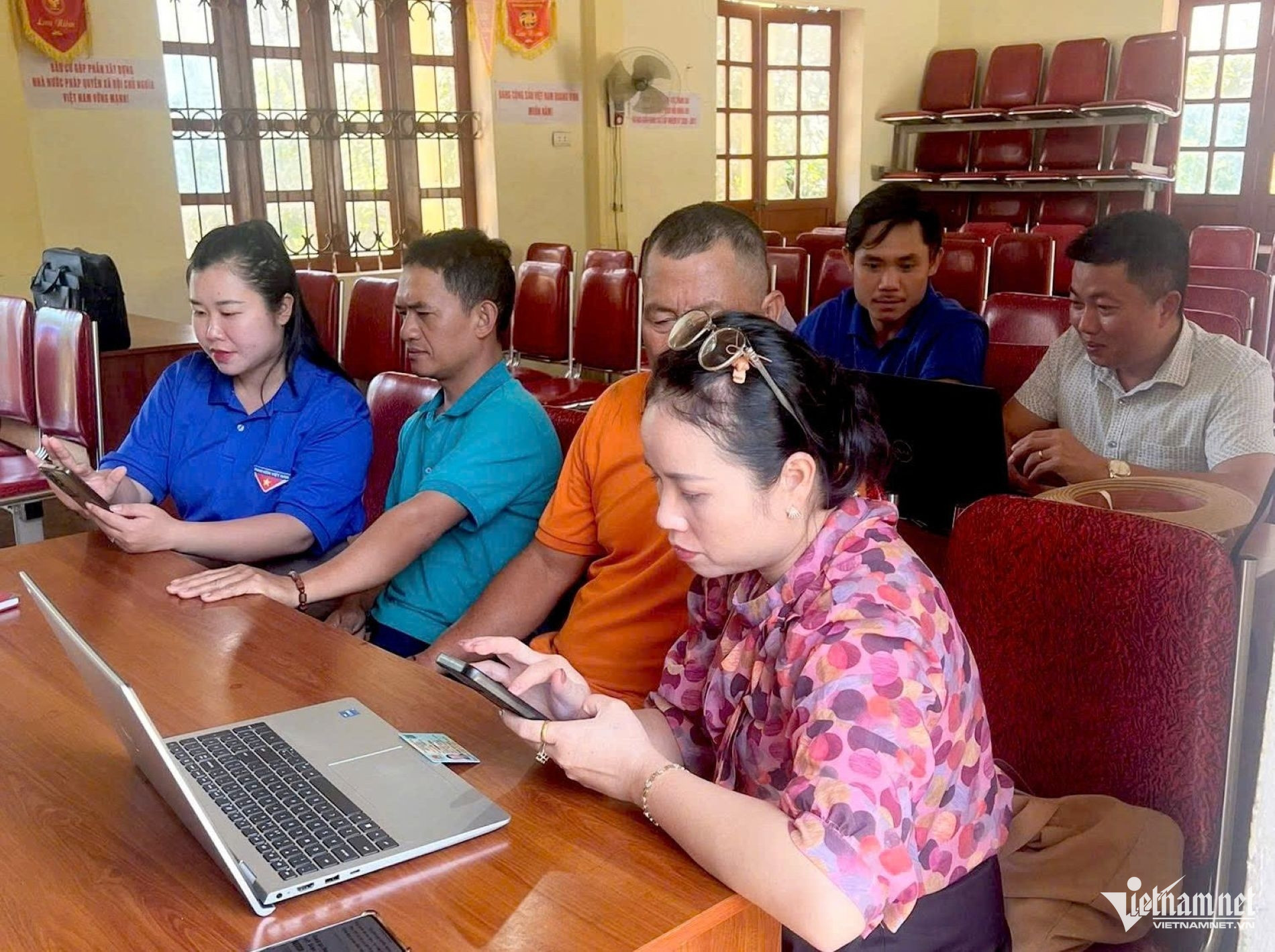 W-Cán bộ xã xuống bản hỗ trợ tối đa cho các chi bộ và đảng viên cài đặt các ứng dụng số. Ảnh: Thanh Hải.jpg