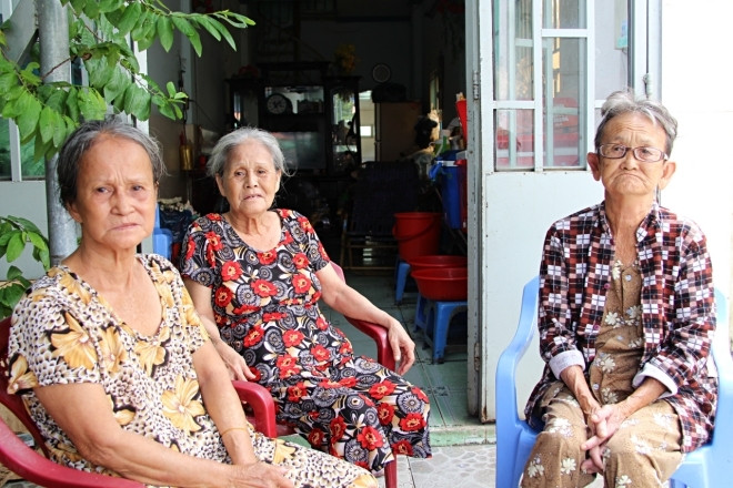 3 chị em lớn tuổi sống chung nhà, chăm nhau lúc đau bệnh, bớt cô đơn