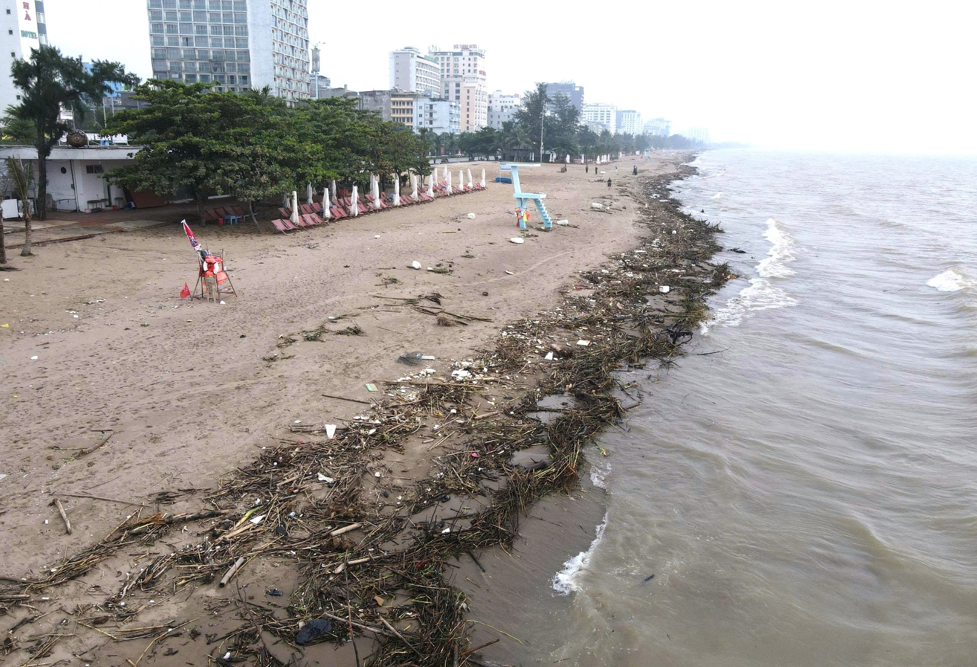a1Rác thải trôi dạt phủ kín.jpg