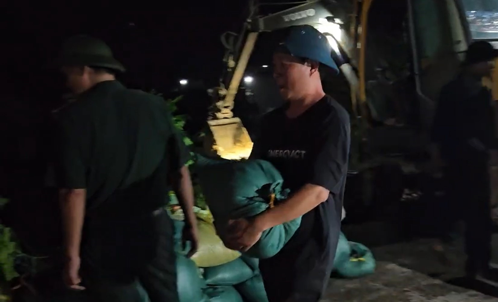 a4Huy động 100 người xuyên đêm .jpg