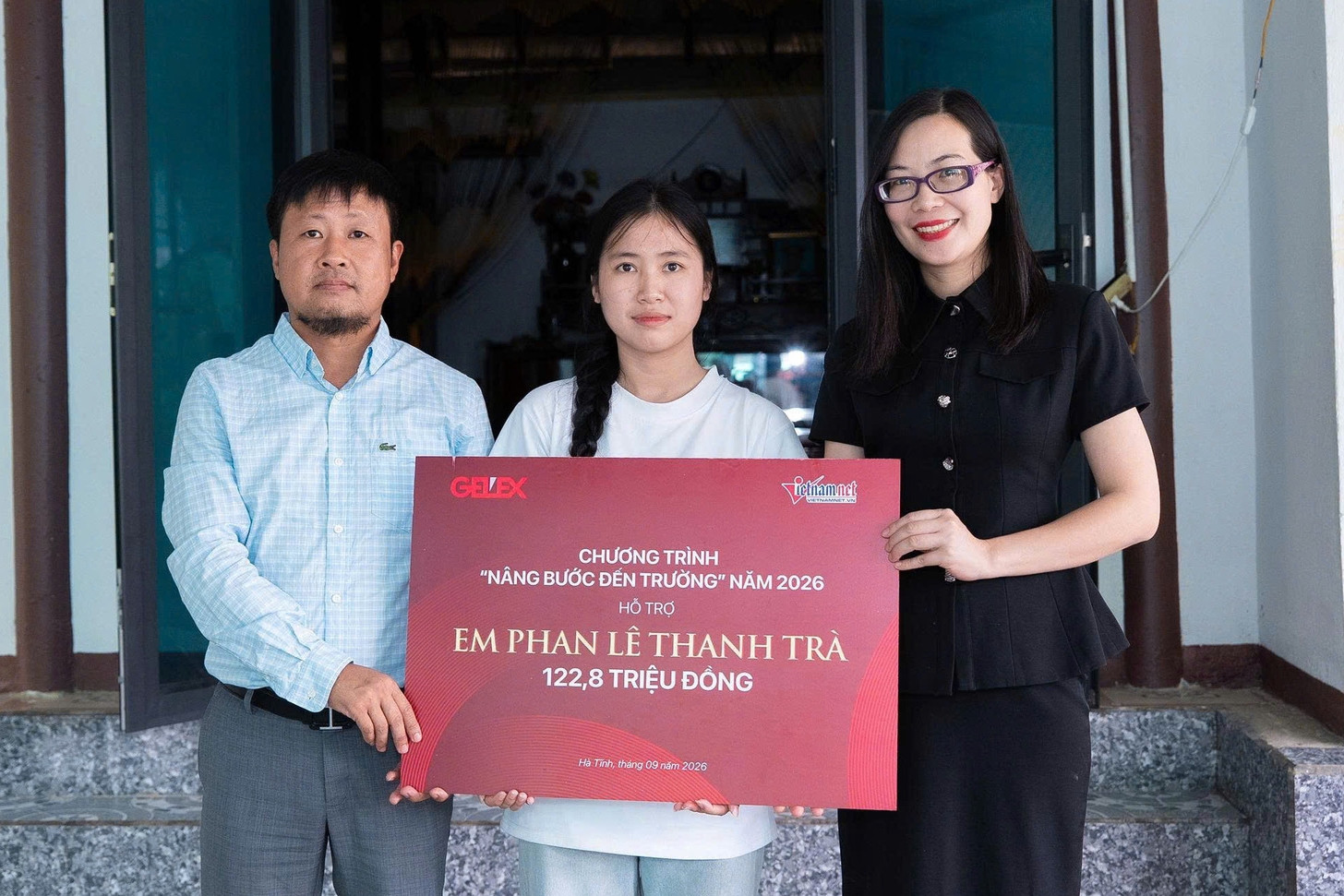 Báo VietNamNet trao hơn 290 triệu đồng tiếp sức tân sinh viên nghèo nhập học