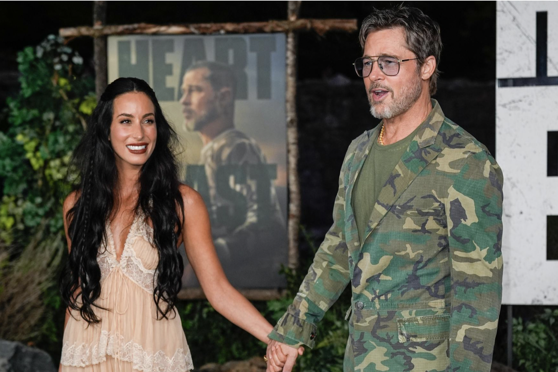 Brad Pitt nắm tay bạn gái kém 27 tuổi không rời giữa lúc gặp chuyện buồn