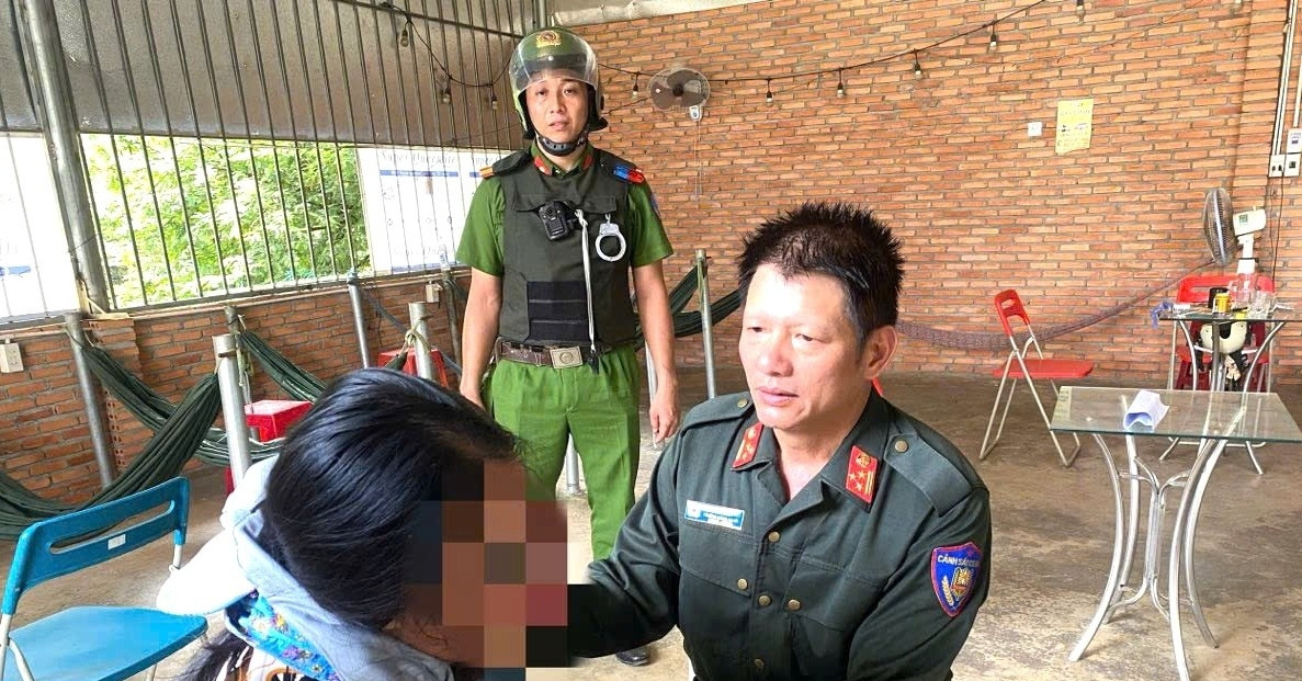 Câu nói của Trưởng Công an xã khiến người phụ nữ bỏ ý định nhảy cầu tự tử