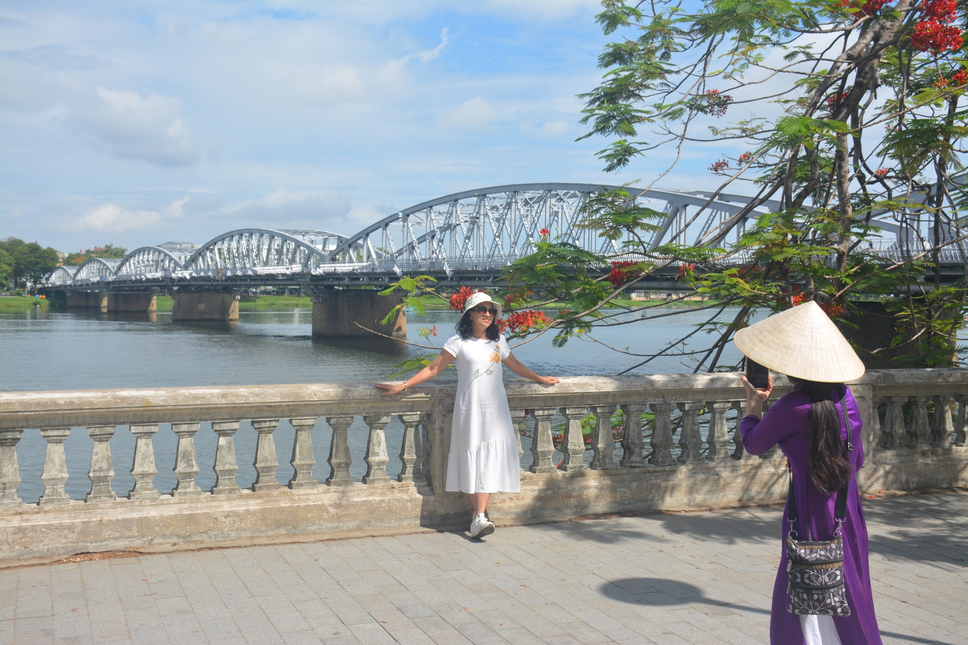 Cầu Trường Tiền ‘khoác áo mới’, du khách thích thú check-in