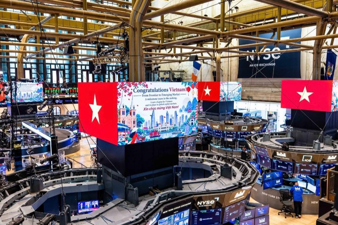 Cờ Việt Nam và lời chúc mừng xuất hiện tại Sở Giao dịch Chứng khoán New York
