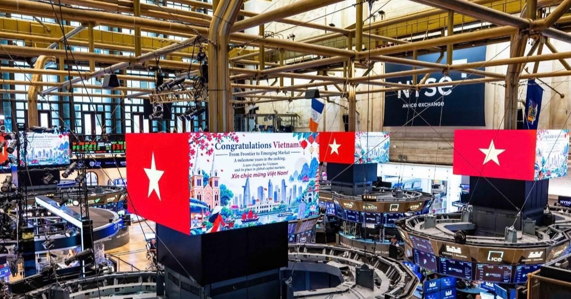 Cờ Việt Nam và lời chúc mừng xuất hiện tại Sở Giao dịch Chứng khoán New York