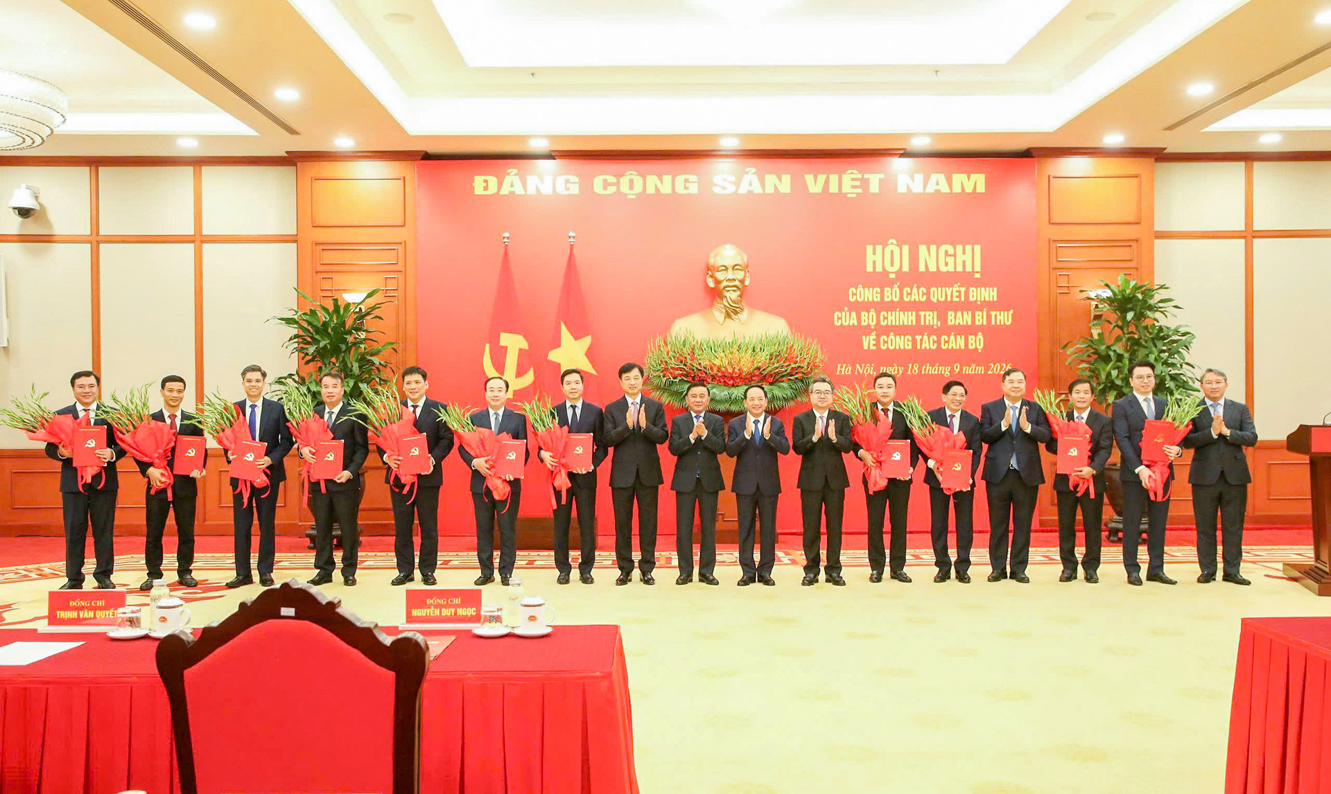 Công bố các Quyết định của Bộ Chính trị, Ban Bí thư về công tác cán bộ