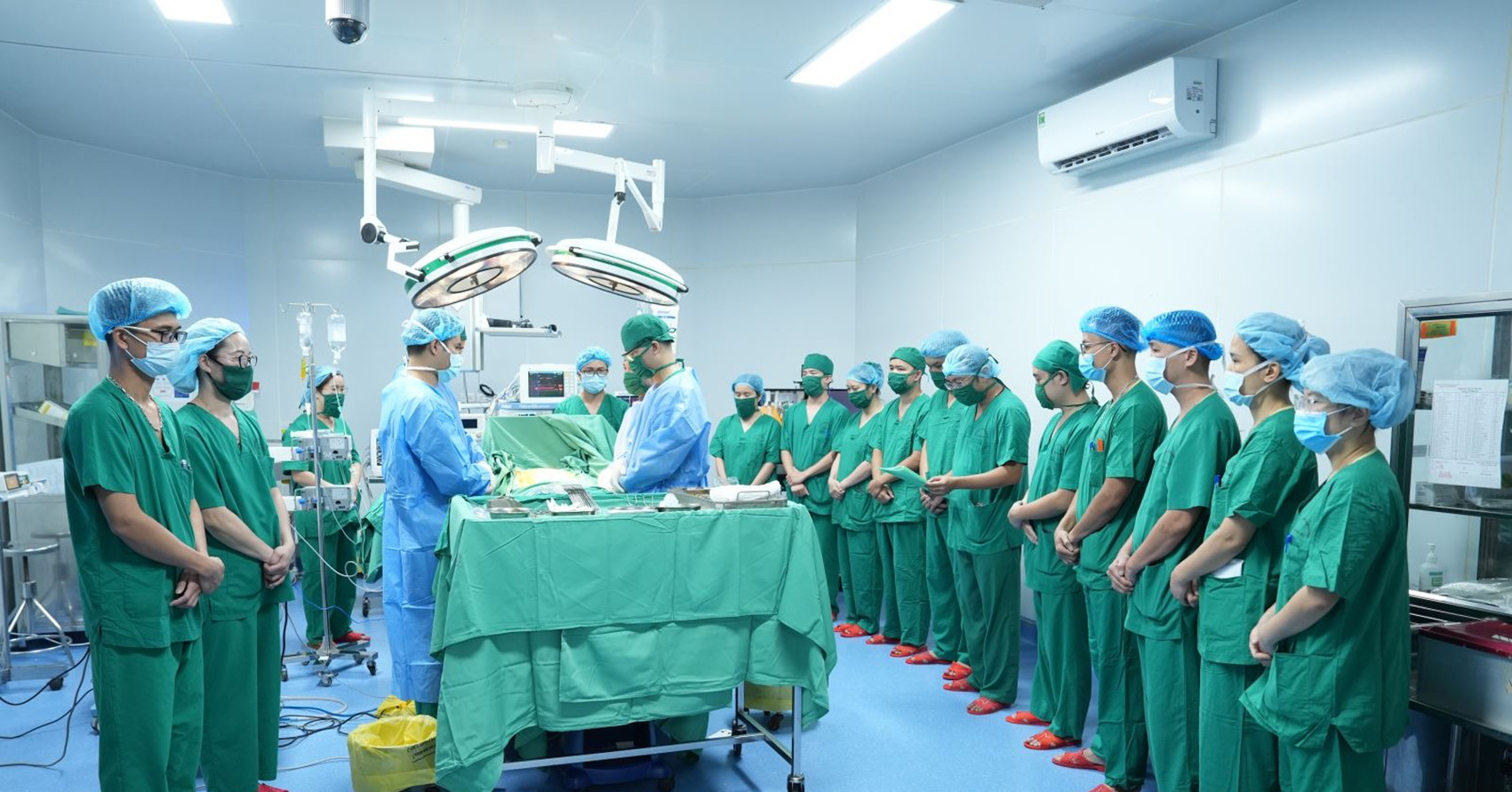 Gần 20 y bác sĩ cúi đầu tri ân người đàn ông hiến tạng cứu bệnh nhân suy thận