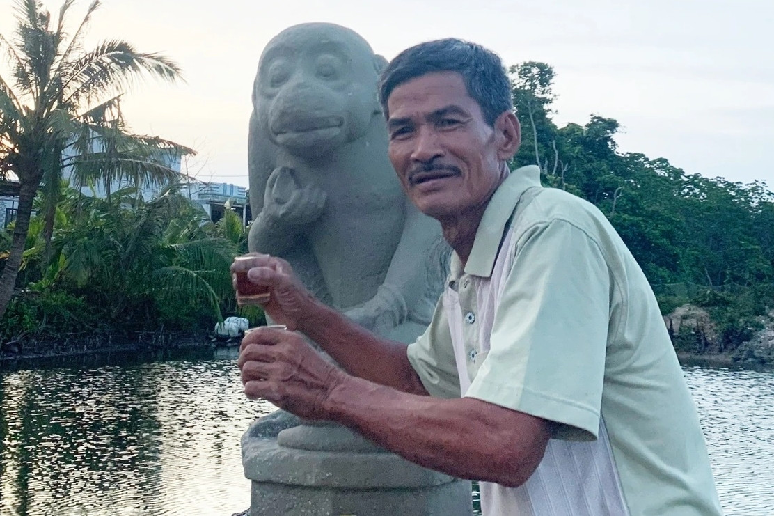 Giao nộp tượng thần khỉ vớt dưới biển, lão nông được thưởng gần 93 triệu đồng