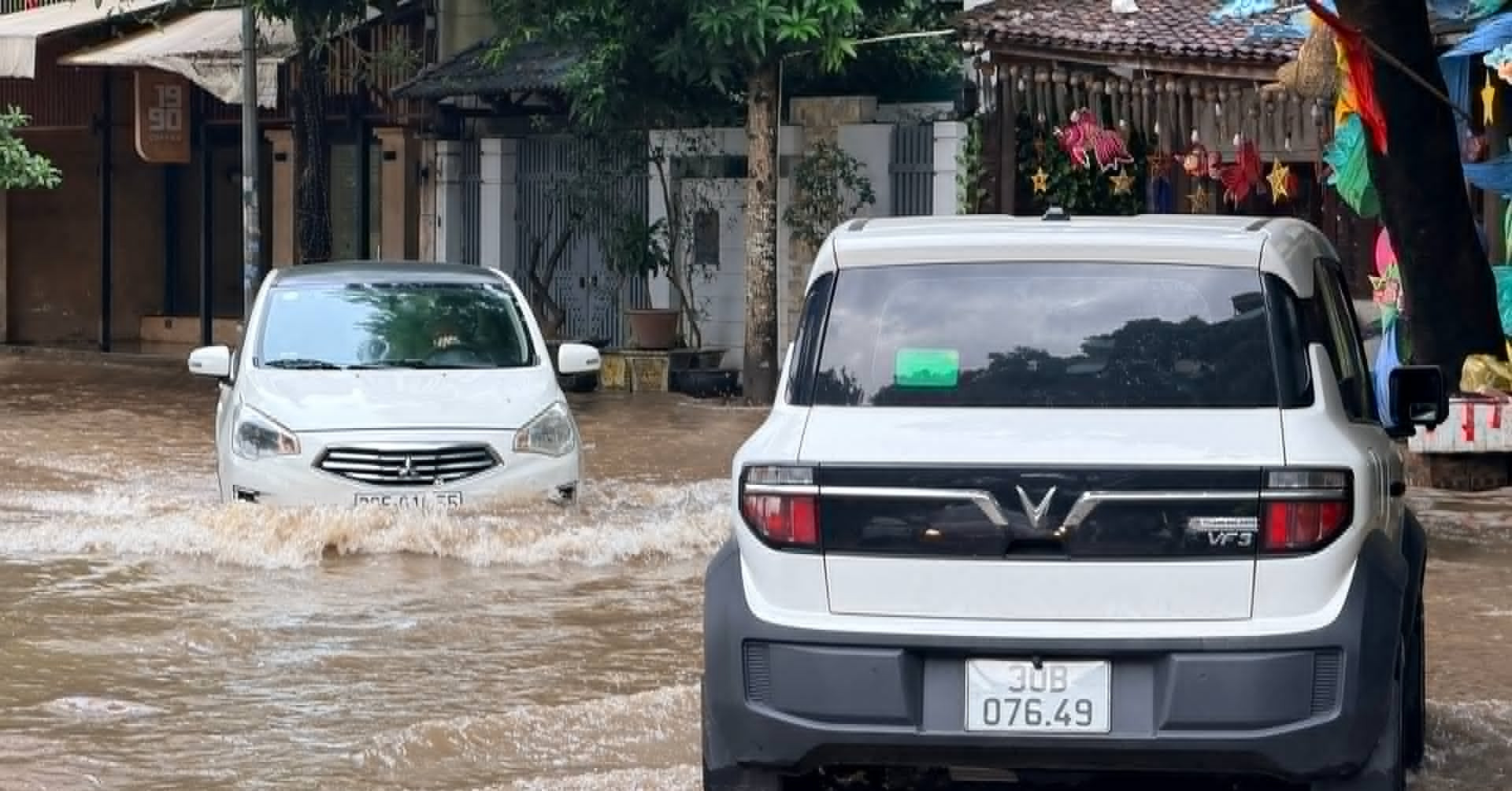Hà Nội: Nước ngập rút nhanh, chỉ còn vài điểm úng cục bộ